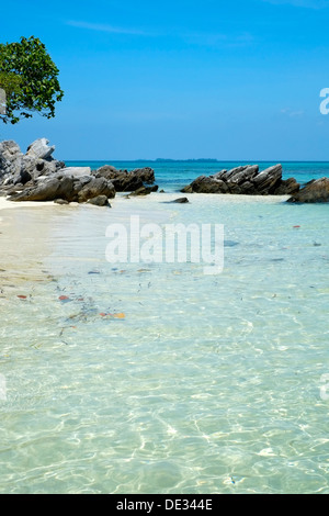 einsamen, unberührten Strand und kristallklarem Wasser des Karimunjawa Insel Java Indonesien Stockfoto