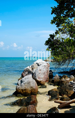 einsamen, unberührten Strand und kristallklarem Wasser des Karimunjawa Insel Java Indonesien Stockfoto