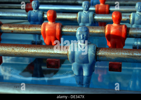 Tabletop Tischfußball Spiel mit roten und blauen Zahlen Stockfoto
