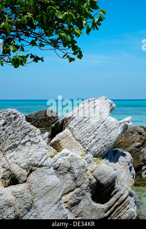 einsamen, unberührten Strand und kristallklarem Wasser des Karimunjawa Insel Java Indonesien Stockfoto