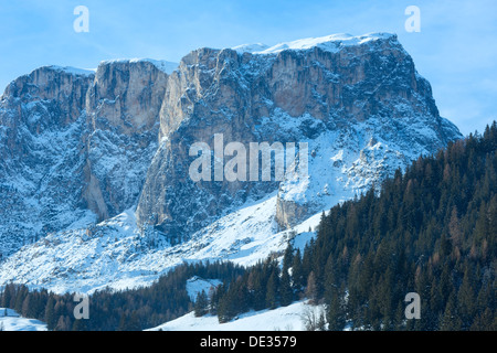 Herrliche Winterlandschaft Felsberg. Italien Dolomiten, am Fuße des Passo Gardena, Südtirol. Stockfoto