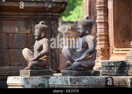 Die Statuen Garde der Banteay Srei Tempel der Eingang zu einer kunstvoll geschnitzten, Angkor Wat Stockfoto