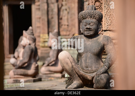 Die Statuen Garde der Banteay Srei Tempel der Eingang zu einer kunstvoll geschnitzten, Angkor Wat Stockfoto