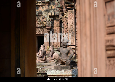 Die Statuen Garde der Banteay Srei Tempel der Eingang zu einer kunstvoll geschnitzten, Angkor Wat Stockfoto