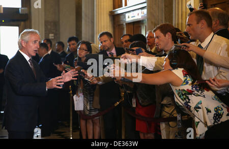Washington DC, USA. 10. September 2013. Vereinigte Staaten Senator Bob Corker (Republikanische von Tennessee), links, im Gespräch mit Medienvertretern nach einem Besuch in der Republikanischen Senat Politik Mittagessen von Präsident Barack Obama auf dem Kapitol 10. September 2013 in Washington, DC. Präsident Obama besucht beide Senat demokratischen und republikanischen Politik Mittagessen um die aktuellen Situation in Syrien zu besprechen. Bildnachweis: Alex Wong / Pool über CNP Credit: Dpa picture-Alliance/Alamy Live News Stockfoto