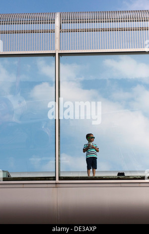 Ein Junge mit Blick auf eine Aussichtsplattform Flughafen Stockfoto