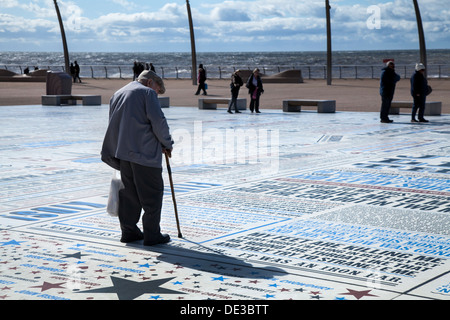 Der Komiker Pflaster eine 1.880 m2 Granit und geprägte typografische Promenade feiert Blackpools Tradition der Komödie, UK Stockfoto