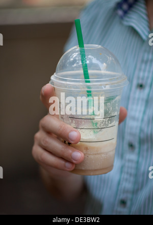Mann hält einen Eiskaffee-Drink in der hand Stockfoto