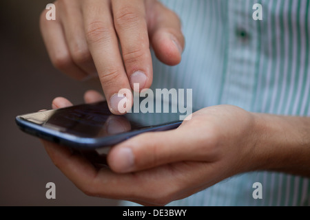 Nahaufnahme des Mannes mit Smartphone Stockfoto