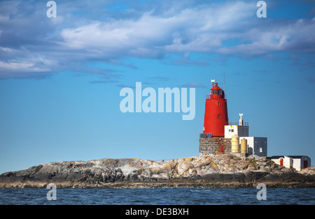 Grinna - altnorwegischen Leuchtturm mit großen roten Turm auf Rocky Island. Es wurde 1904 gegründet. Stockfoto