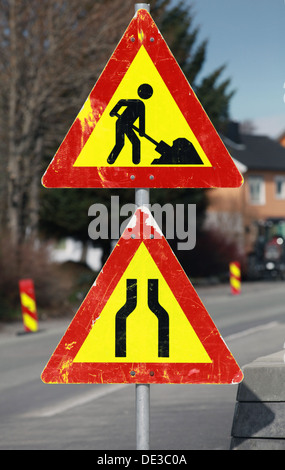Im Bau und Straße verengt Verkehrszeichen auf einem Pol Stockfoto