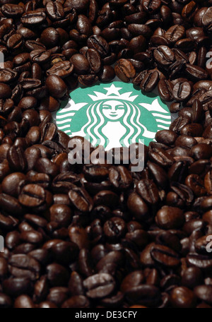 Berlin, Deutschland, mit Starbucks-Kaffee-Bohnen-logo Stockfoto