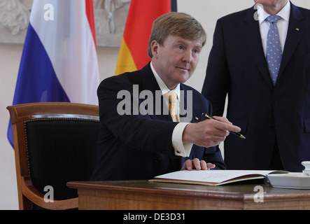 Berlin, Deutschland, Koenig Willem-Alexander trägt sich in das Goldene Buch Stockfoto