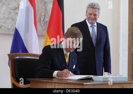Berlin, Deutschland, Koenig Willem-Alexander trägt sich in das Goldene Buch Stockfoto