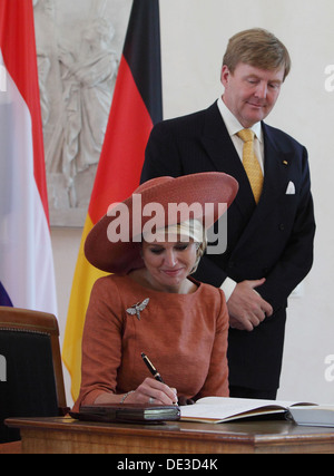 Berlin, Deutschland, trägt das niederländische Königspaar in das Goldene Buch Stockfoto