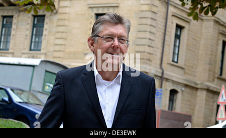 Stuttgart, Deutschland. 11. September 2013. Ehemalige Gerolsteiner-Teamchef Hans-Michael Holczer kommt am Hof in Stuttgart, Deutschland, 11. September 2013. Holczer erscheint als Zeuge in dem Betrugsfall gegen Radfahrer Schuhmacher. Foto: FRANZISKA KRAUFMANN/Dpa/Alamy Live News Stockfoto