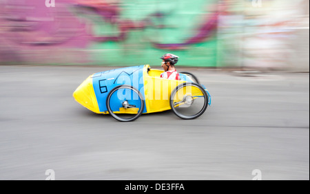 Männer nehmen an den schrulligen jährliche Pedal Car Grand Prix. Vigevano, Pavia. Italien Stockfoto
