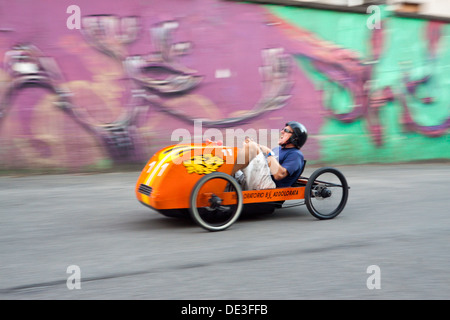 Männer nehmen an den schrulligen jährliche Pedal Car Grand Prix. Vigevano, Pavia. Italien Stockfoto
