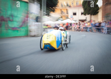 Männer nehmen an den schrulligen jährliche Pedal Car Grand Prix. Vigevano, Pavia. Italien Stockfoto
