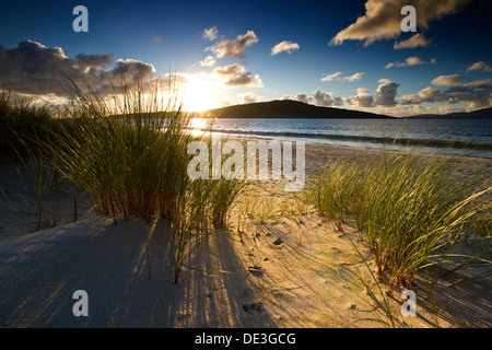 Sonnenuntergang am Luskentyre Strand auf der Insel Harris, Schottland. Mit Blick auf die Insel z. genommen Stockfoto