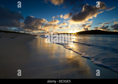 Sonnenuntergang am Luskentyre Strand auf der Insel Harris, Schottland. Mit Blick auf die Insel z. genommen Stockfoto