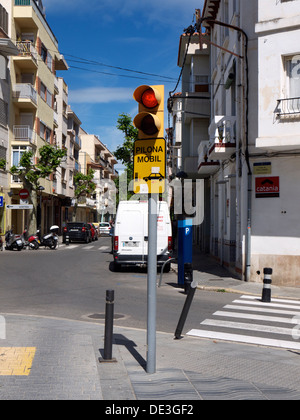 Spanische Ampel und Zebrastreifen Stockfoto