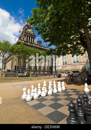 Straße Schachfiguren und Vorstand von Leeds Rathaus erbaut 1858 von Cuthbert Brodrick Leeds Yorkshire Großbritannien entworfen Stockfoto