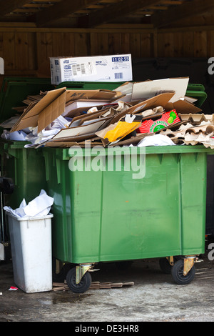 Gestapelter Kartonabfall zum Recycling Christiansand Kristiansand Norwegen Stockfoto