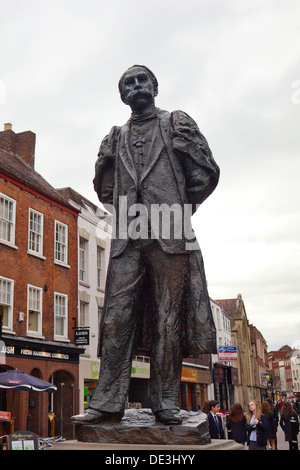 Bronze-Statue von Sir Edward Elgar in der High Street, Worcester, England, UK Stockfoto