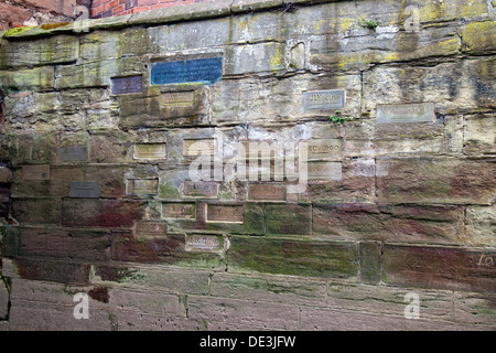 Marker-Steinen unter Angabe der Höhe der verschiedenen Überschwemmungen des Flusses Severn an der Schleuse in Worcester, England, UK Stockfoto