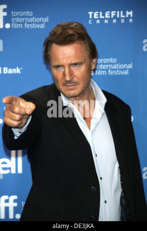 Toronto, Kanada. 10. September 2013. Schauspieler Liam Neeson besucht das Foto-Shooting vor der Pressekonferenz des "Dritten Person" während der 38. jährlichen Toronto International Film Festival aka TIFF bei Bell Lightbox in Toronto, Kanada am 10. September 2013. Foto: Hubert Boesl/Dpa/Alamy Live News Stockfoto