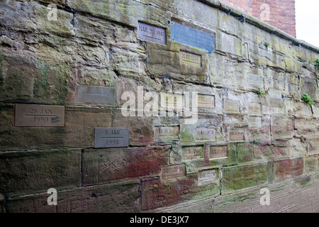 Marker-Steinen unter Angabe der Höhe der verschiedenen Überschwemmungen des Flusses Severn an der Schleuse in Worcester, England, UK Stockfoto