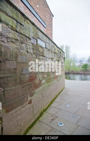 Marker-Steinen unter Angabe der Höhe der verschiedenen Überschwemmungen des Flusses Severn an der Schleuse in Worcester, England, UK Stockfoto