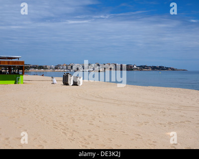 Liegestühle am Strand gestapelt Stockfoto