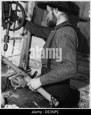 Lancaster County, Pennsylvania. Ein Old Order Amish in seiner Werkstatt arbeiten. Gute Maschine Sho... 521078 Stockfoto