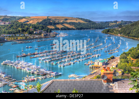 Ansicht von Dartmouth Devon und Boote und Yachten auf Dart River von Kingswear mit blauem Himmel in HDR Stockfoto