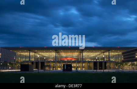 Schönefeld, Deutschland, der Vereinigten BER Berlin Brandenburg Flughafen am Abend Stockfoto