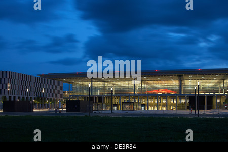 Schönefeld, Deutschland, der Vereinigten BER Berlin Brandenburg Flughafen am Abend Stockfoto