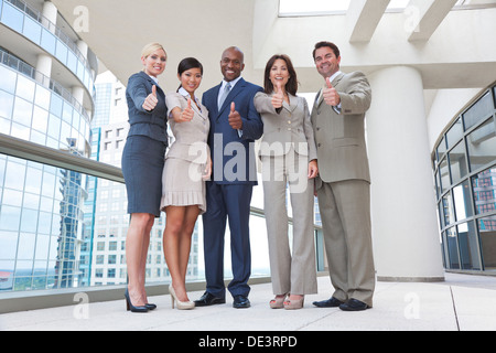 Erfolgreichen positive interracial Group Business Männer & Frauen, Unternehmer und Unternehmerinnen Teams, Daumen aufgeben Stockfoto