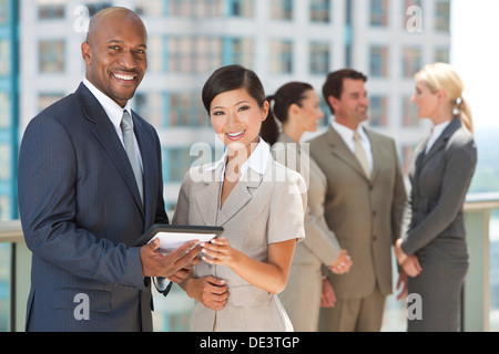 Afrikanische amerikanische Geschäftsmann & chinesische asiatische Geschäftsfrau mit Tablet Computer interracial Group der Business-Männer & Frauen-team Stockfoto