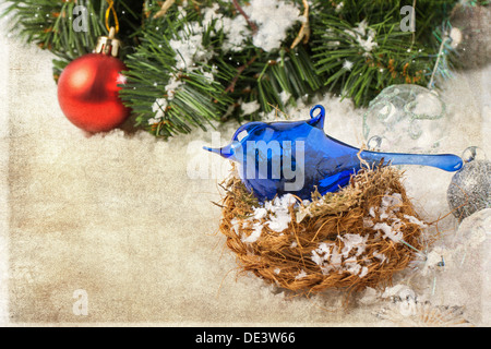 Weihnachtskarte mit Glas blau Vogel im Nest und Weihnachtsbaum in strukturierten Hintergrund Stockfoto