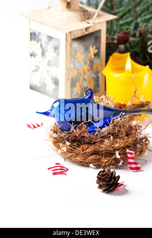 Weihnachtskarte mit Glas blau Vogel im Nest und Weihnachtsbaum auf weiß Stockfoto