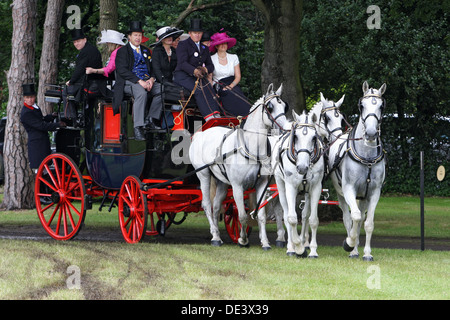 Ascot, UK, elegant gekleideter Mann eine Kutsche fahren Stockfoto