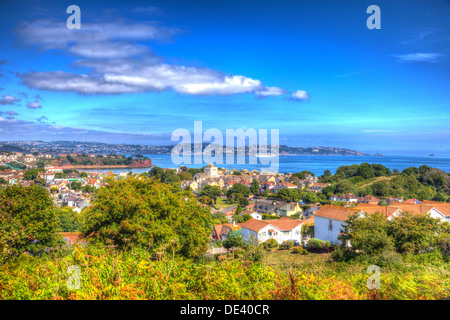 Blick auf Torquay Küste Devon England von Paignton wie Gemälde in HDR mit blauem Himmel und weißen Wolken Stockfoto