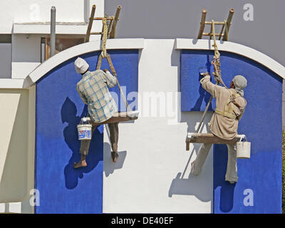 Maler sind Sitzgelegenheiten auf wiegen und arbeiten auf einem Gebäudes