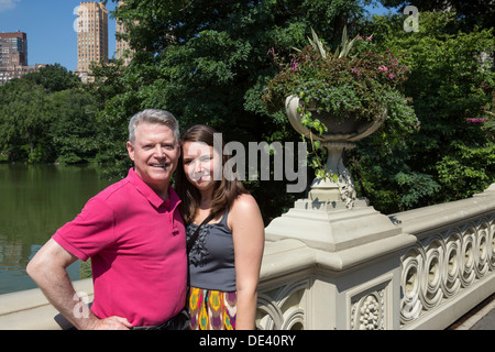 Touristen auf Bogenbrücke im Central Park, New York Stockfoto