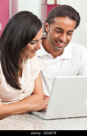 Asiatische indische paar, Mann & Frau, Mann und Frau mit Laptop-Computer in der Küche zu Hause Stockfoto