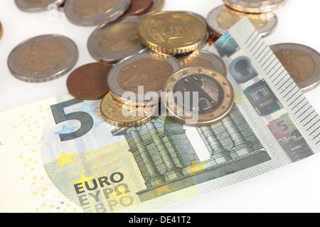 Berlin, Deutschland, 5 Euro-Schein und Euromuenzen Stockfoto