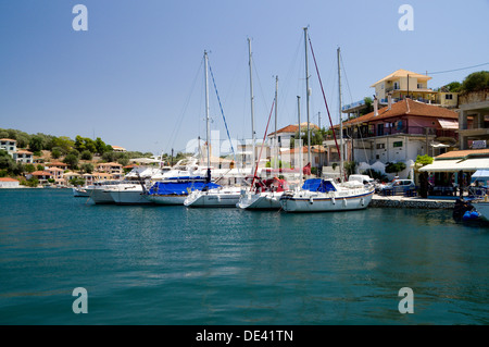 Hafen von Boote ankern in Vathi, Meganisi Insel Lefkada, Ionische Inseln, Griechenland. Stockfoto