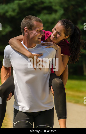 Porträt des Mannes geben Huckepack Fahrt seine Freundin Nahaufnahme Stockfoto